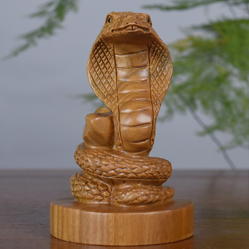 十二生肖齊聚首，綠檀雅韻滿溫馨——20厘米綠檀木生肖蛇擺件賞析